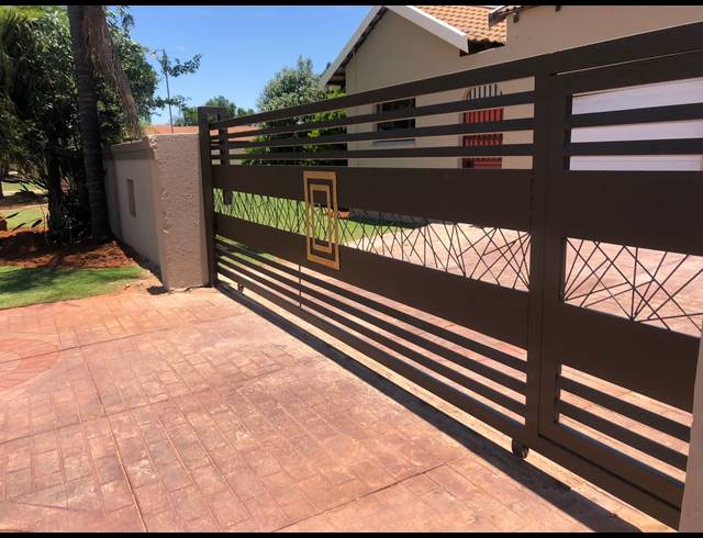 5 BEDROOM FREEHOLD FOR SALE IN THE ORCHARDS